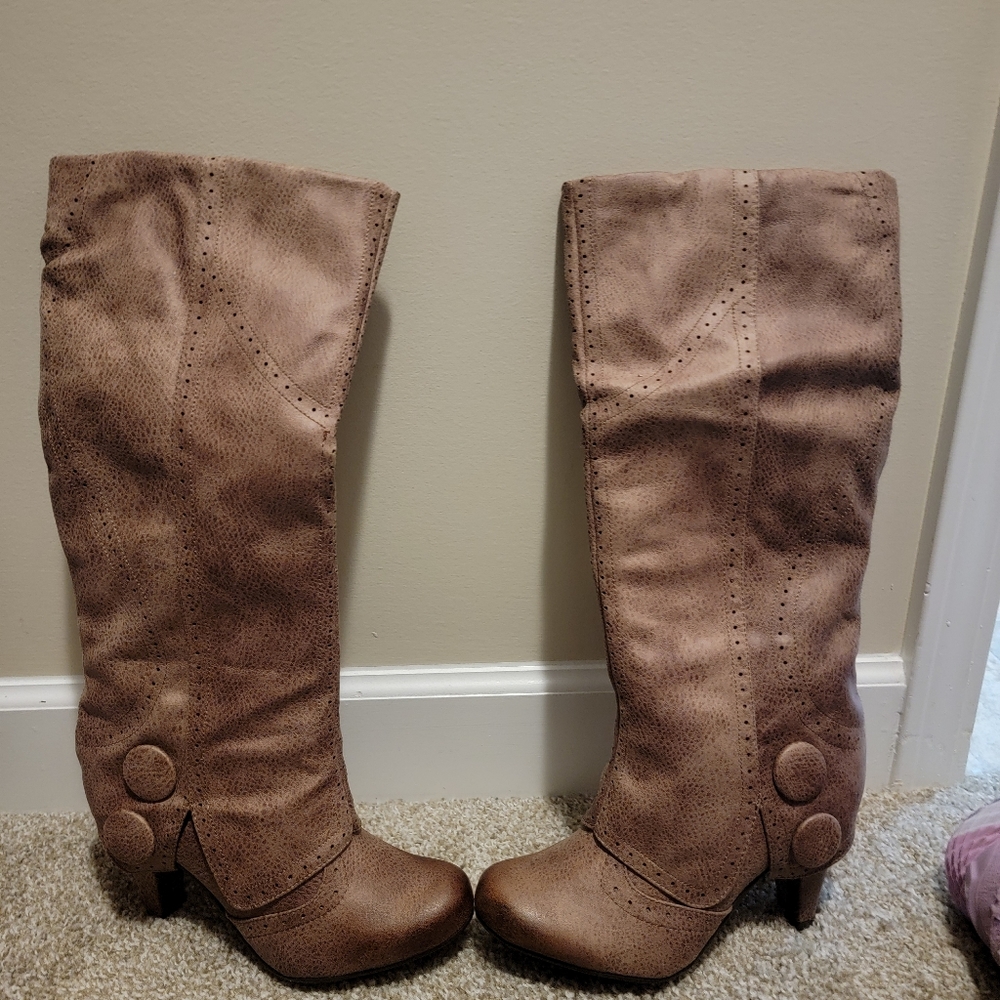 New in box brown boots